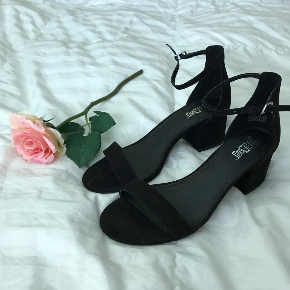 Ankle strap heels 👠